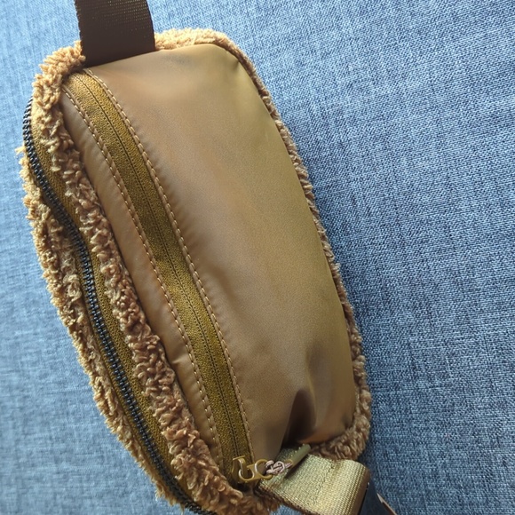 Lululemon everywhere Belt bag 1L - Picture 4 of 5